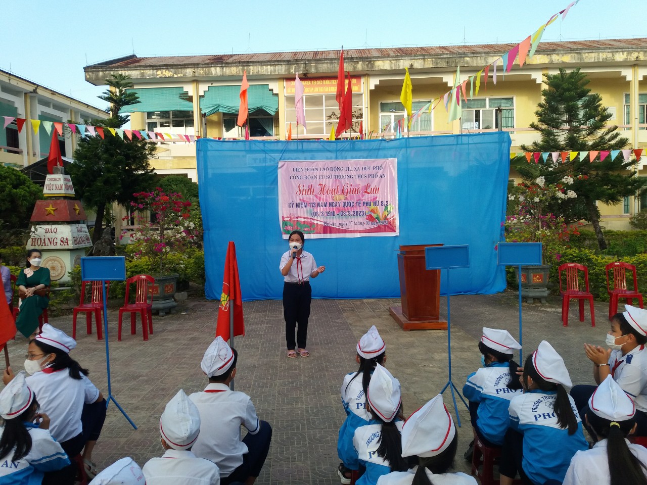 Các em học sinh trường THCS Phổ An tri ân ngày 8/3