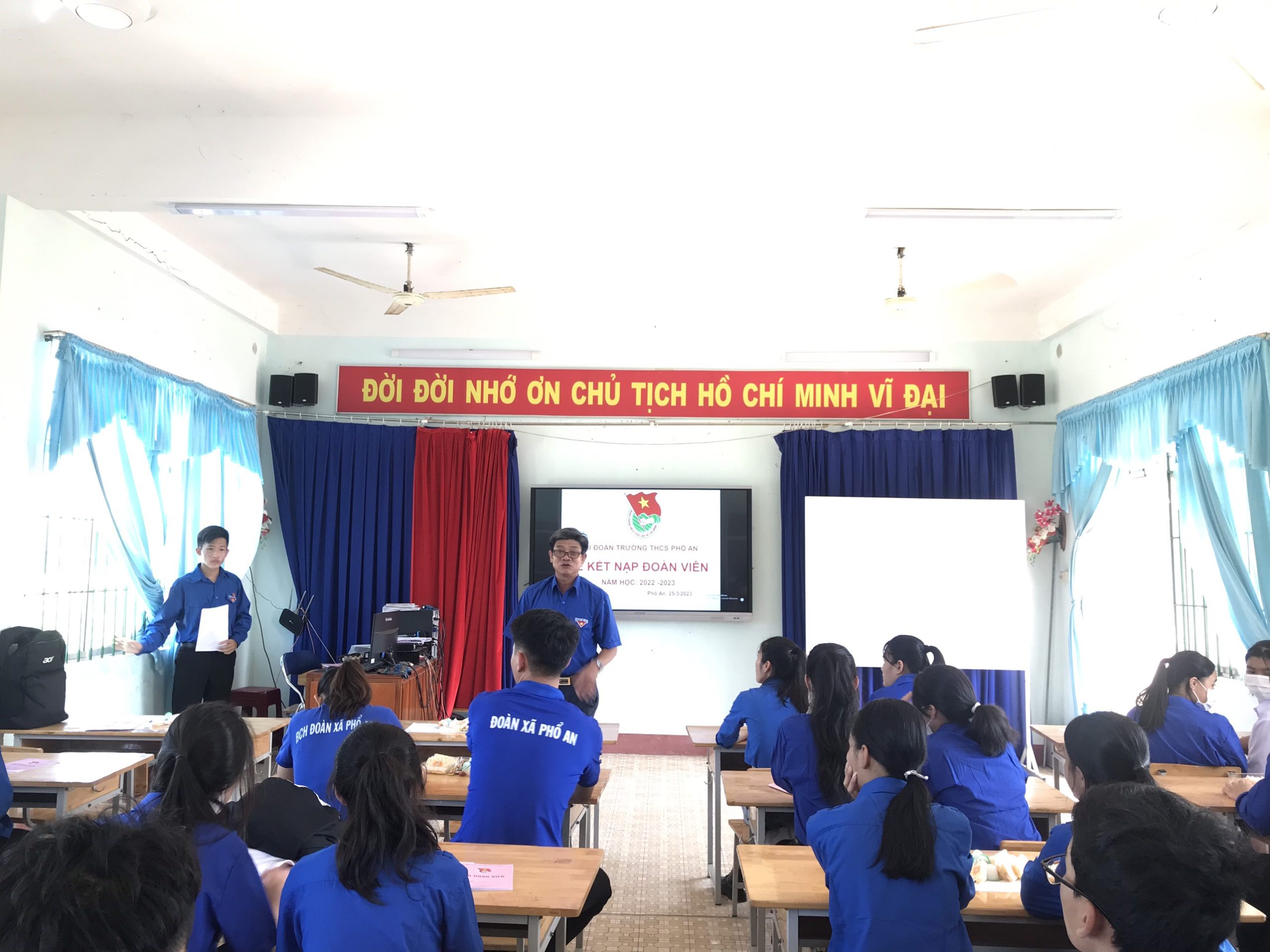 LỄ KẾT NẠP ĐOÀN VIÊN CHO CÁC EM HỌC SINH LỚP 9