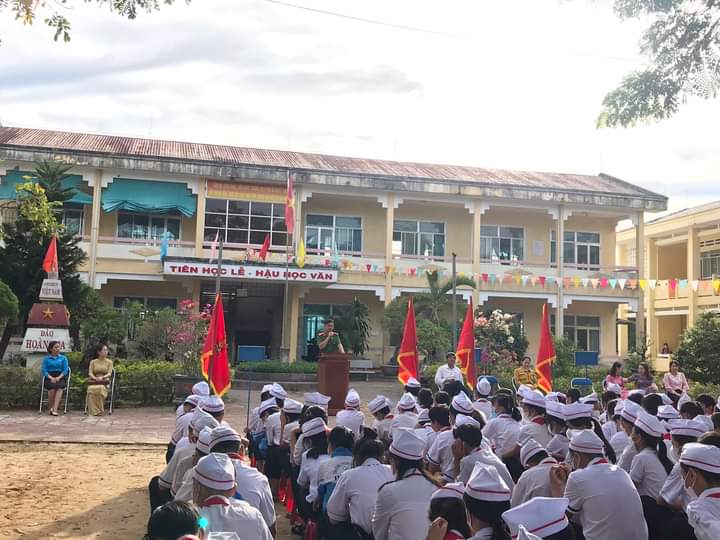 CÔNG AN XÃ TUYÊN TRUYỀN, PHỔ BIẾN LUẬT ATGT CHO HỌC SINH TRƯỜNG THCS PHỔ AN